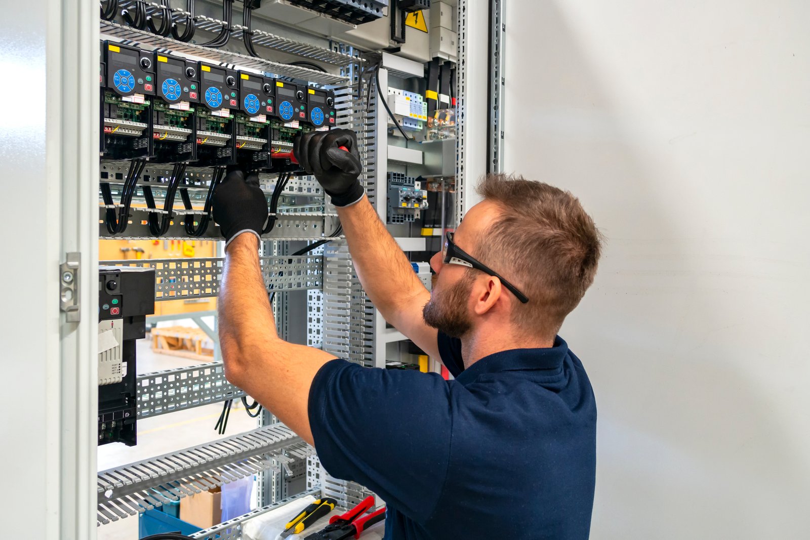 Componentes de control en un tablero industrial